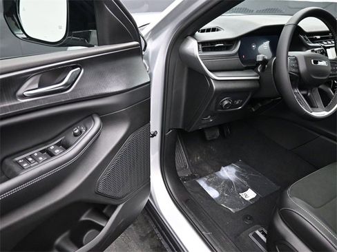 New 2025 Jeep Grand Cherokee Altitude image 13