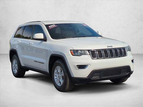 Used 2017 Jeep Grand Cherokee Laredo image 3