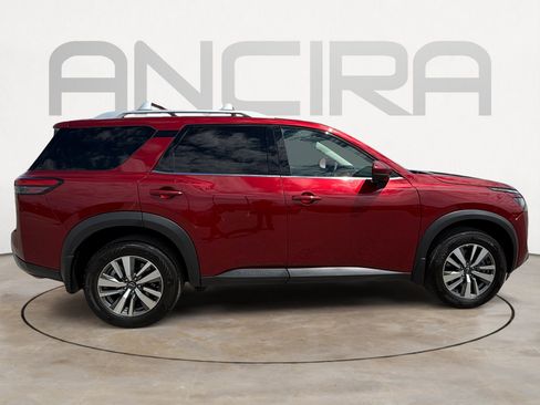 Used 2025 Nissan Pathfinder SL AWD/4WD image 12