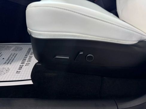 Used 2022 Tesla Model Y Long Range image 11