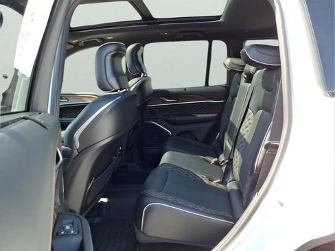 Used 2025 Jeep Grand Cherokee Summit w/ Luxury Tech Group V AWD/4WD image 10