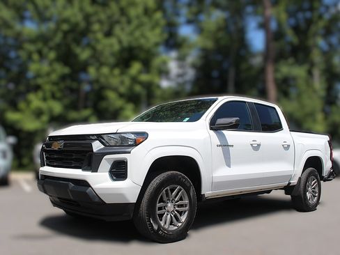 Used 2023 Chevrolet Colorado LT RWD image 3