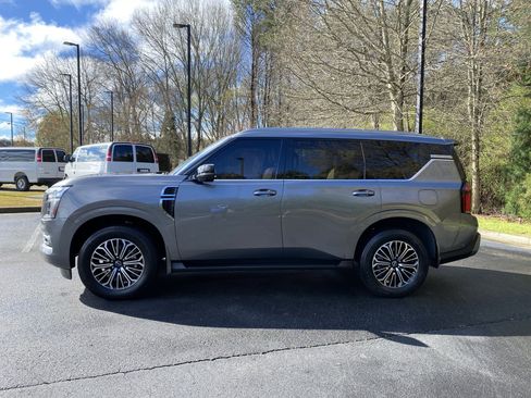 Used 2025 Nissan Armada SL image 6