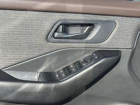 Used 2023 Nissan Rogue S image 19