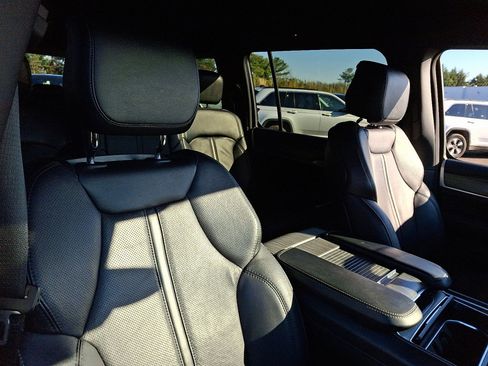 Certified 2024 Jeep Wagoneer L Series II w/ Flexible Seating Group image 13