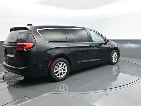 Used 2024 Chrysler Pacifica Touring-L image 24
