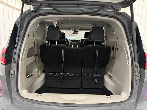 Used 2022 Chrysler Pacifica Touring-L FWD image 13