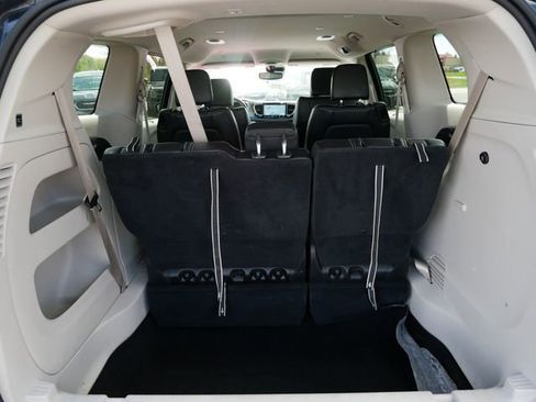 Used 2023 Chrysler Pacifica Touring-L FWD image 6