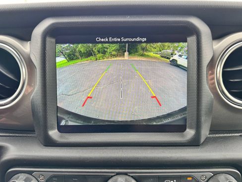 Used 2019 Jeep Wrangler Unlimited Sahara AWD/4WD image 20