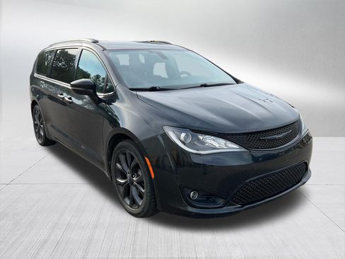 Used 2019 Chrysler Pacifica Limited w/ S Appearance Package FWD image 3