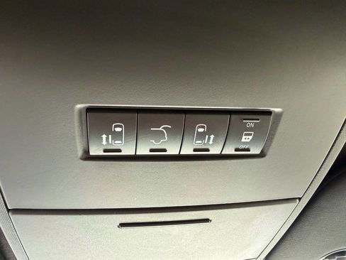 Used 2017 Dodge Grand Caravan SXT image 16