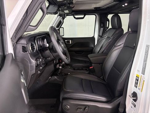 Used 2025 Jeep Gladiator Sport AWD/4WD image 16