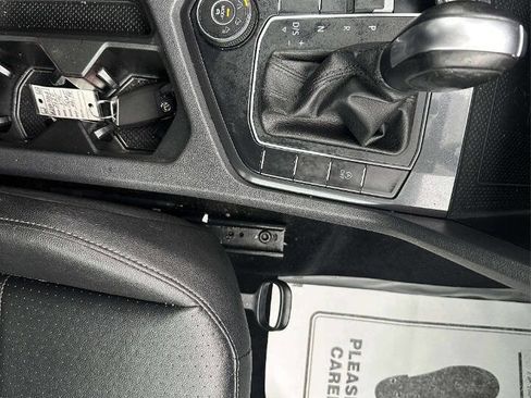 Used 2020 Volkswagen Tiguan SE w/ Panoramic Sunroof Package image 28