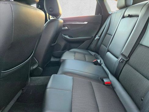 Used 2016 Chevrolet Impala LT w/ Convenience Package image 11