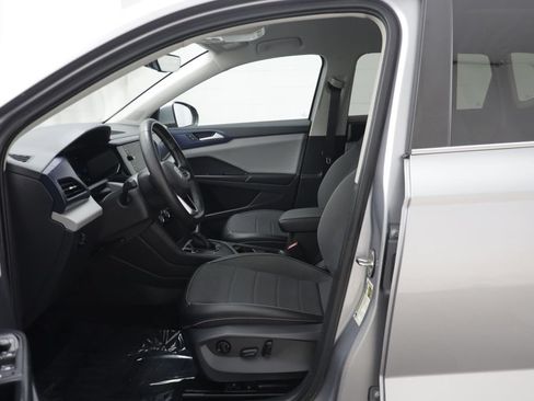 Certified 2023 Volkswagen Taos SE w/ Black Wheel Package FWD image 5