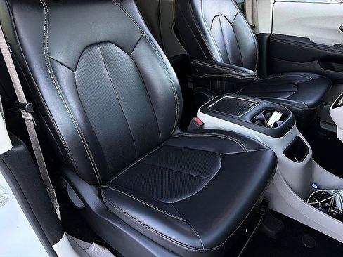 Used 2023 Chrysler Pacifica Touring-L FWD image 22