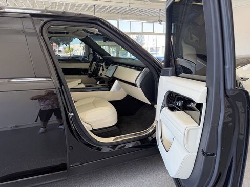Used 2024 Land Rover Range Rover Autobiography image 13
