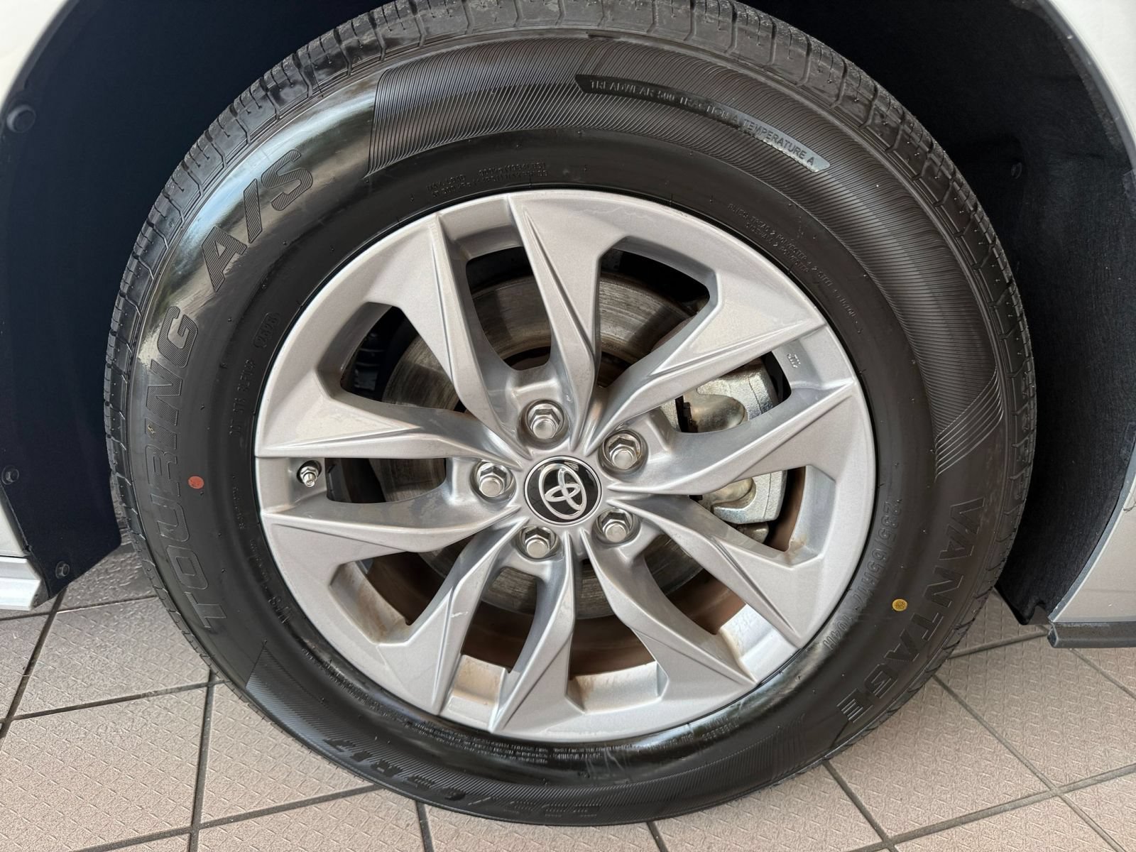 Used 2024 Toyota Sienna XLE FWD image 32
