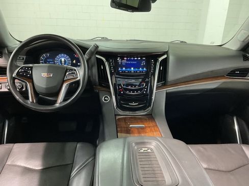 Used 2019 Cadillac Escalade Luxury AWD/4WD image 6