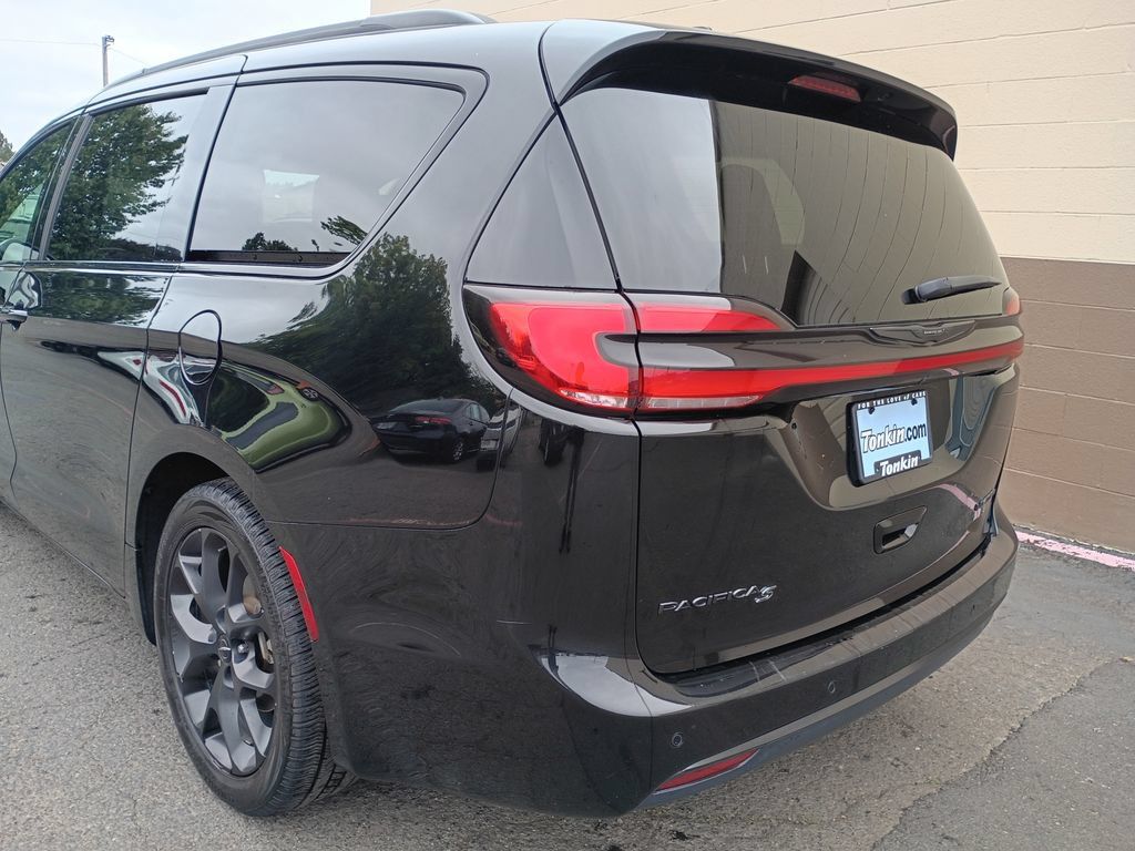 Used 2025 Chrysler Pacifica Limited FWD image 6