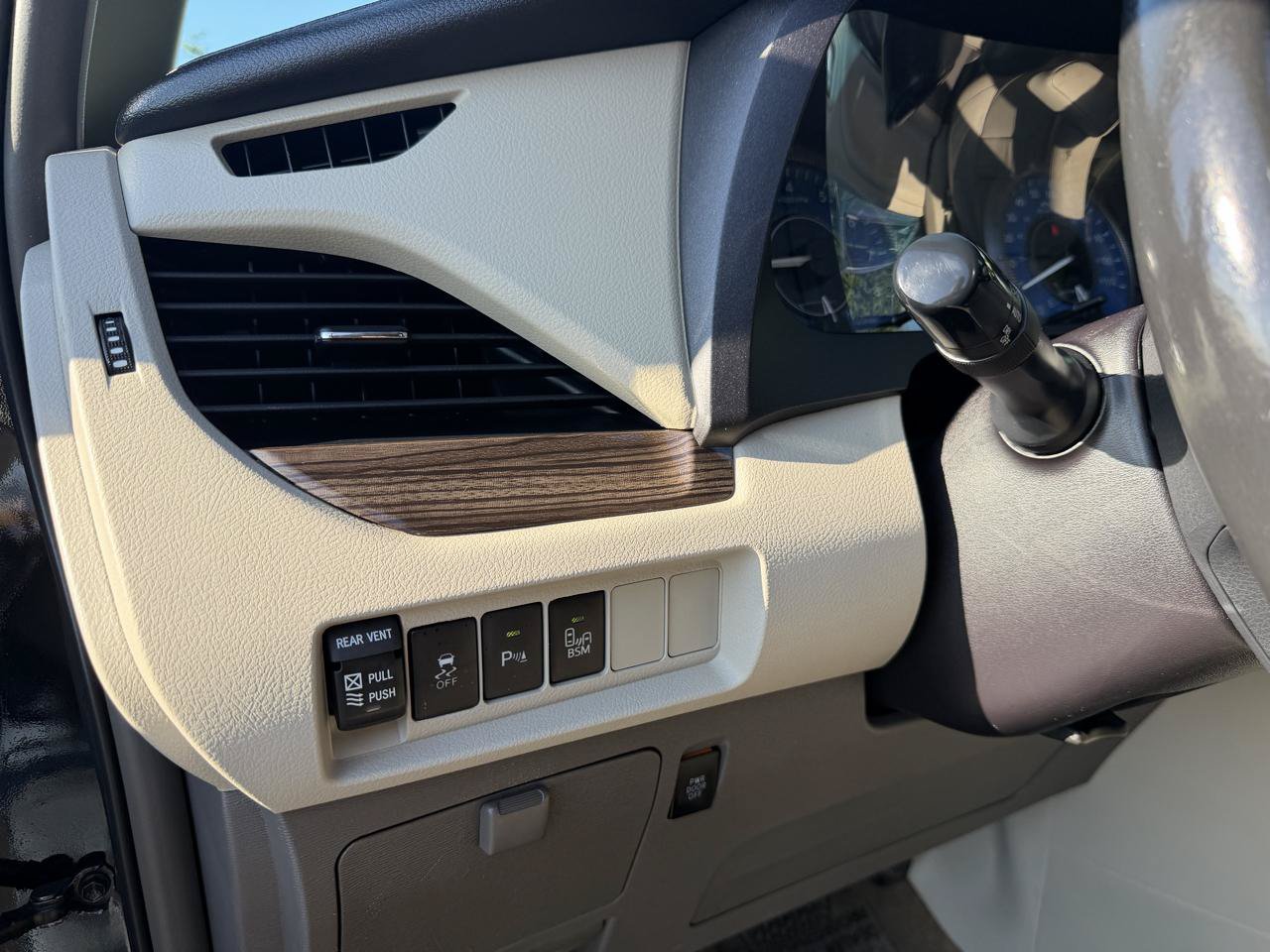 Used 2017 Toyota Sienna XLE w/ XLE Navigation Package FWD image 14