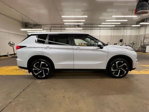Used 2023 Mitsubishi Outlander SE image 8