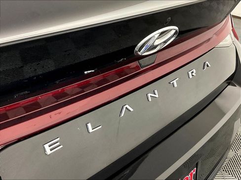 Used 2022 Hyundai Elantra SE FWD image 23