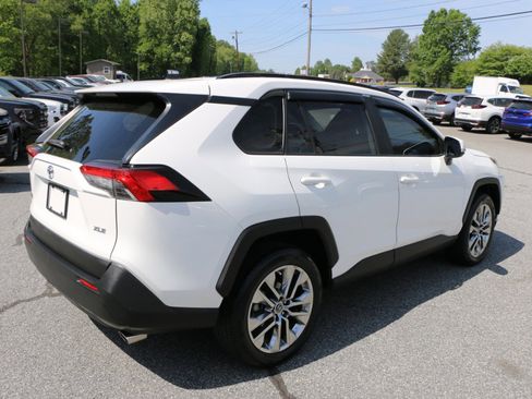 Used 2019 Toyota RAV4 XLE Premium FWD image 8
