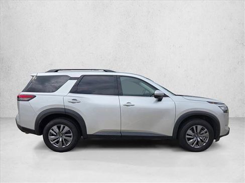 Used 2025 Nissan Pathfinder SV FWD image 4
