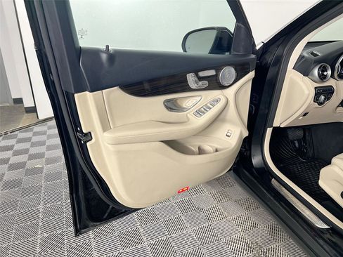 Used 2018 Mercedes-Benz GLC 300 4MATIC image 15