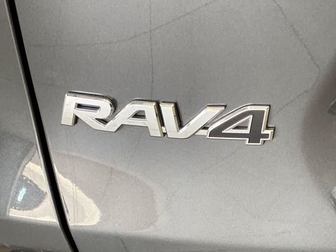 Used 2021 Toyota RAV4 LE AWD/4WD image 11