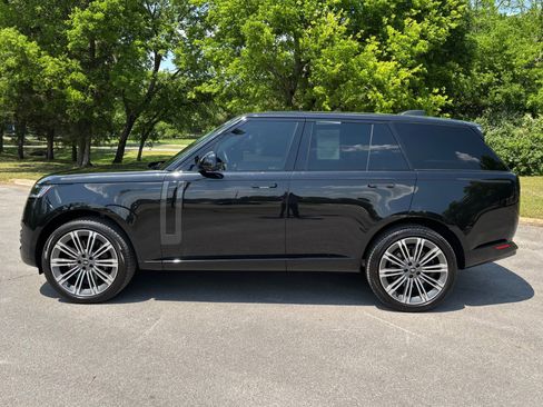 Used 2024 Land Rover Range Rover SE AWD/4WD image 4