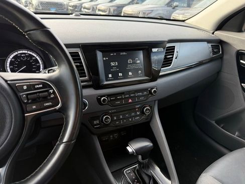 Used 2018 Kia Niro EX image 31