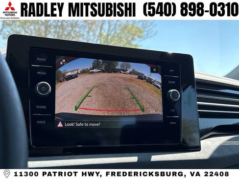 Used 2025 Volkswagen Jetta SE w/ Sunroof Package FWD image 9