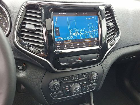 Used 2019 Jeep Cherokee Limited w/ Luxury Group AWD/4WD image 20