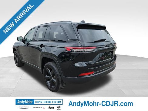 Used 2023 Jeep Grand Cherokee Limited w/ Black Appearance Package AWD/4WD image 7