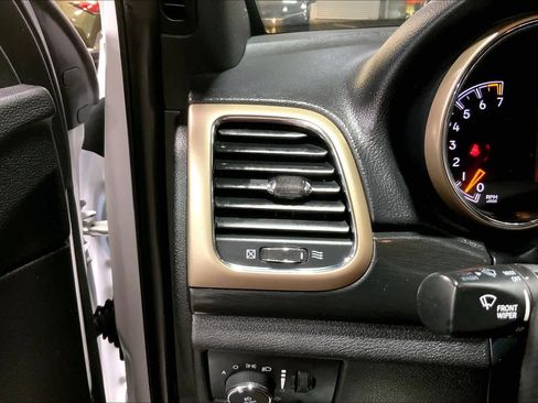 Used 2016 Jeep Grand Cherokee Laredo 75th Anniversary image 33