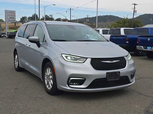 Used 2023 Chrysler Pacifica Touring-L FWD image 4
