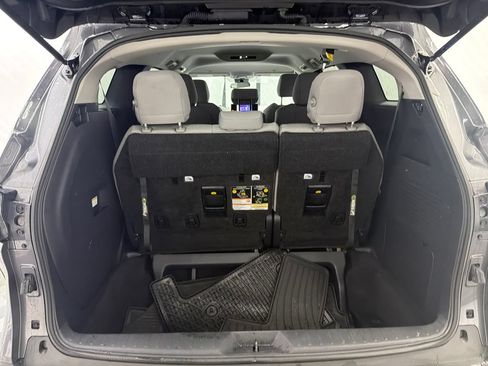 Used 2025 Toyota Sienna LE FWD image 18