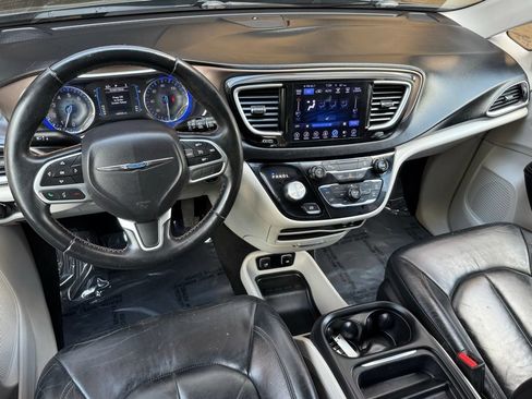 Used 2017 Chrysler Pacifica Touring-L w/ 13 Speaker Alpine Sound Group FWD image 29