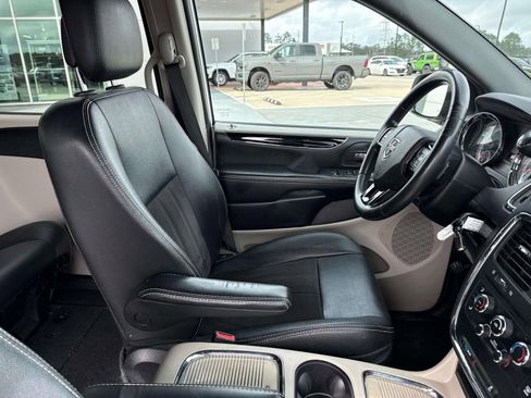 Used 2019 Dodge Grand Caravan SXT image 11