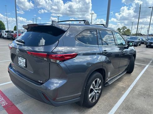 Used 2022 Toyota Highlander XLE FWD image 2