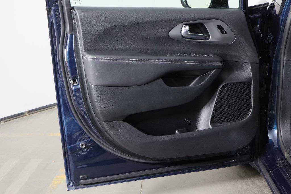 Used 2025 Chrysler Pacifica Select FWD image 20