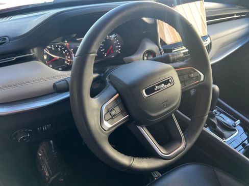 Used 2025 Jeep Compass Limited image 28