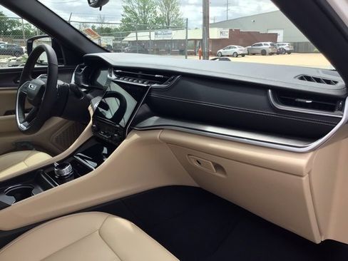 Used 2024 Jeep Grand Cherokee Limited image 19