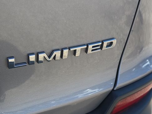 Used 2019 Jeep Cherokee Limited FWD image 32