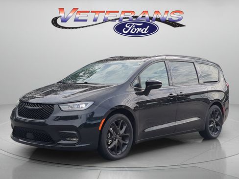 Used 2025 Chrysler Pacifica Limited FWD image 1