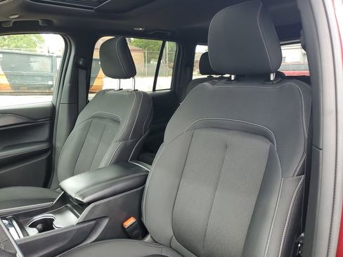 Used 2024 Jeep Grand Cherokee Laredo X AWD/4WD image 18