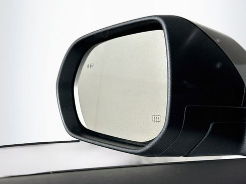 Used 2025 Chevrolet Traverse LT FWD image 16