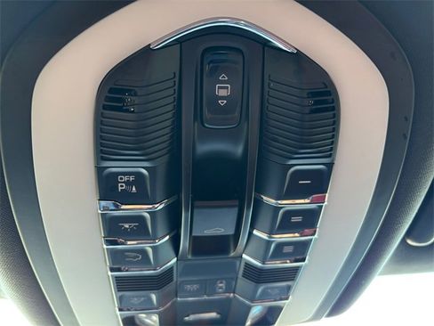 Used 2022 Porsche Macan image 28